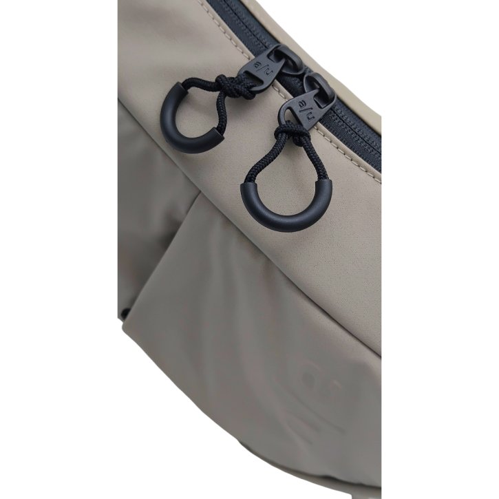 Aunts & Uncles TOYO RE LITE halfmoon bag driftwood